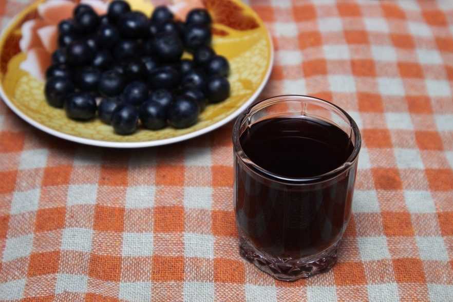 Наливка из черной смородины в домашних условиях: рецепт на водке и коньяке, как сделать настойку на спирту и самогон из красной ягоды
