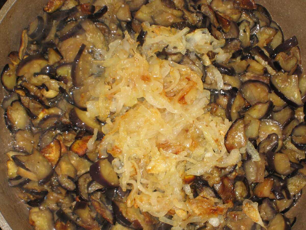 Простые рецепты с грибами на сковороде. Баклажаны с грибами на сковороде. Баклажаны с грибами в духовке. Тушеные баклажаны с грибами. Баклажаны в сметане в духовке.