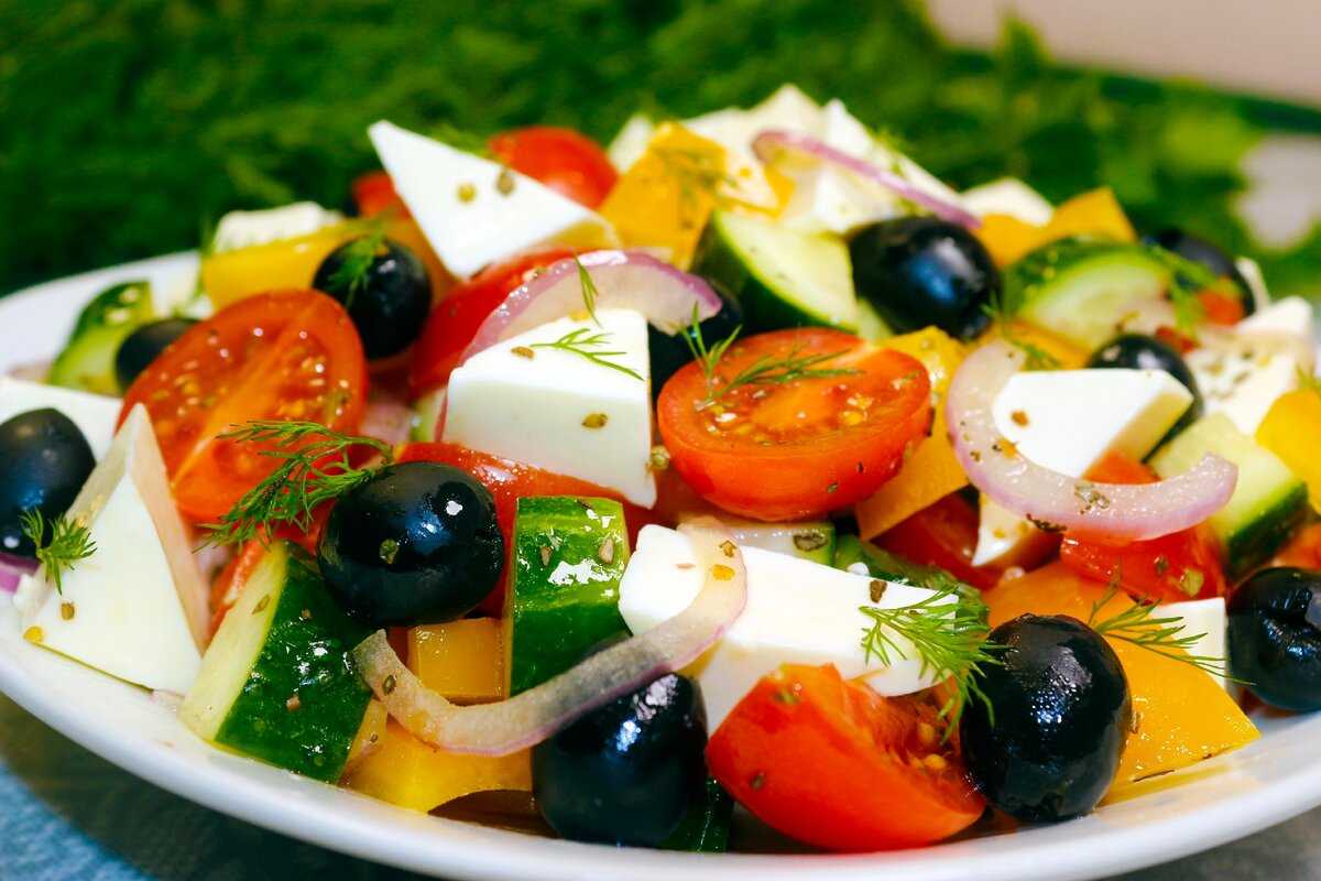 Классические рецепты греческого салата. салат с сухариками и курицей