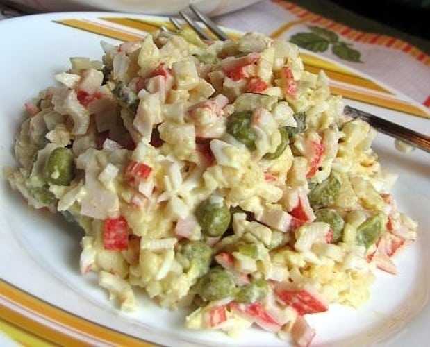 Классический крабовый салат с огурцом: 9 ярких рецептов