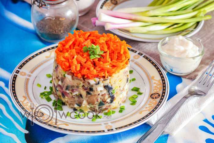 Удивите гостей необычным салатом с селедкой и грибами «лисья шубка»