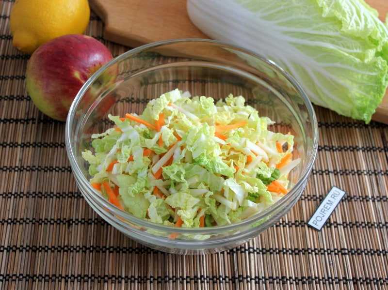 Витаминный салат с уксусом рецепт. Салат из капусты. Салат с капустой и морковью. Салат с капустой и яблоком. Салат капуста морковь яблоко.
