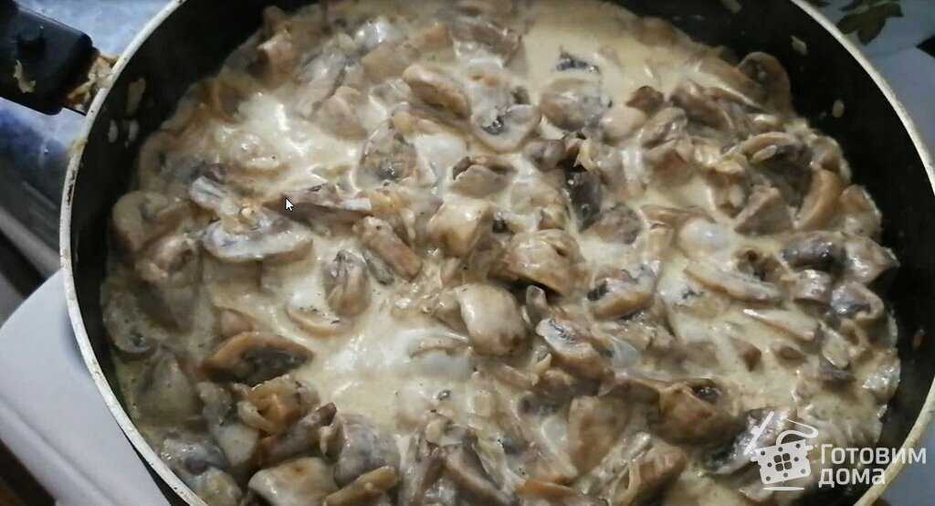 Курица с грибами и картошкой в сливках. куриное филе тушеное на сковороде с грибами в сливочном соусе.