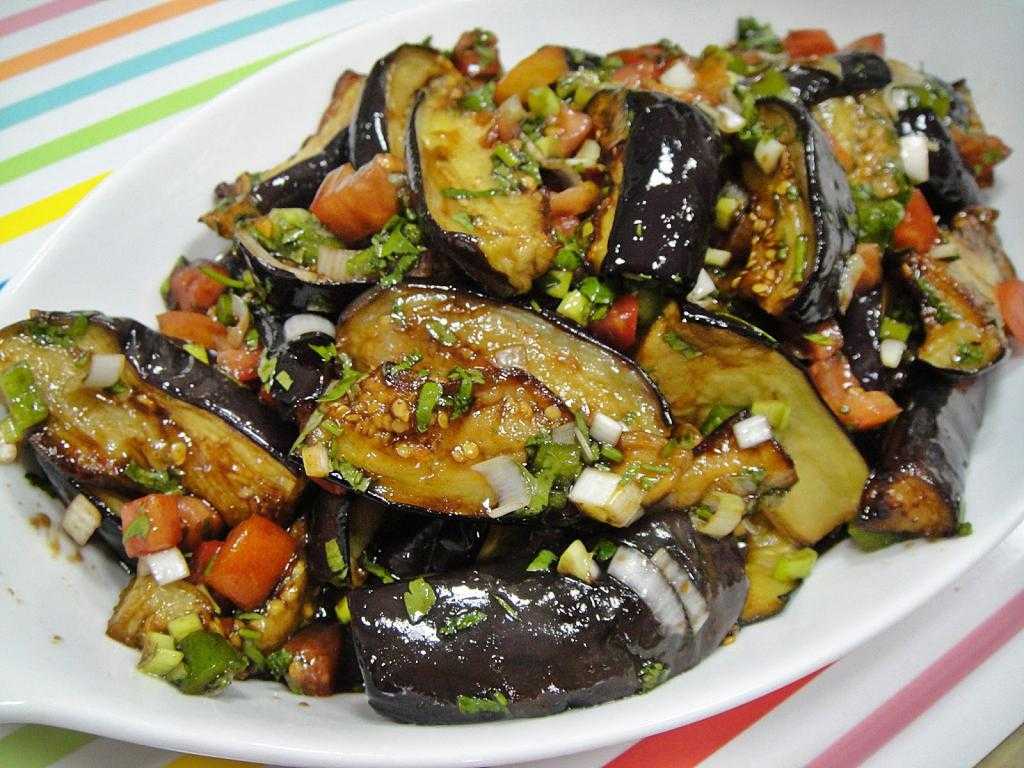 Теплый салат с курицей баклажанами и помидорами рецепт с фото пошагово и видео - 1000.menu