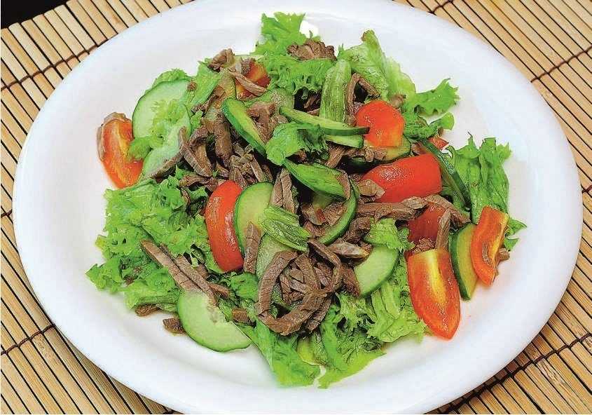 Мясной салат с солеными огурцами - 8 пошаговых фото в рецепте