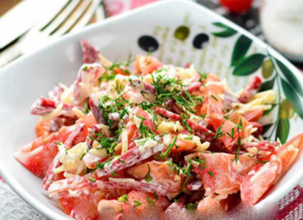 Салат слоями с помидорами и колбасой рецепт с фото - 1000.menu
