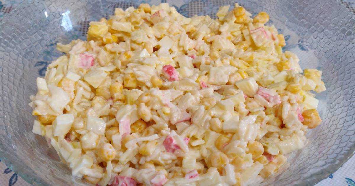 Салат капуста, яйца, крабовые палочки, огурцы и кукуруза рецепт с фото пошагово - 1000.menu