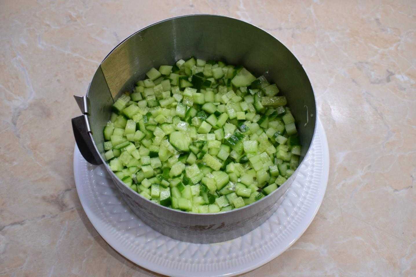Салат с курицей, ананасами и грибами – справится даже ребенок, а понравится самой королеве