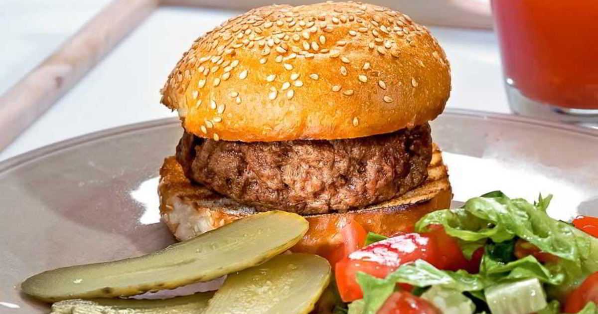Бургеры с мясным фаршем, помидорами и листьями салат рецепт с фото пошагово - 1000.menu