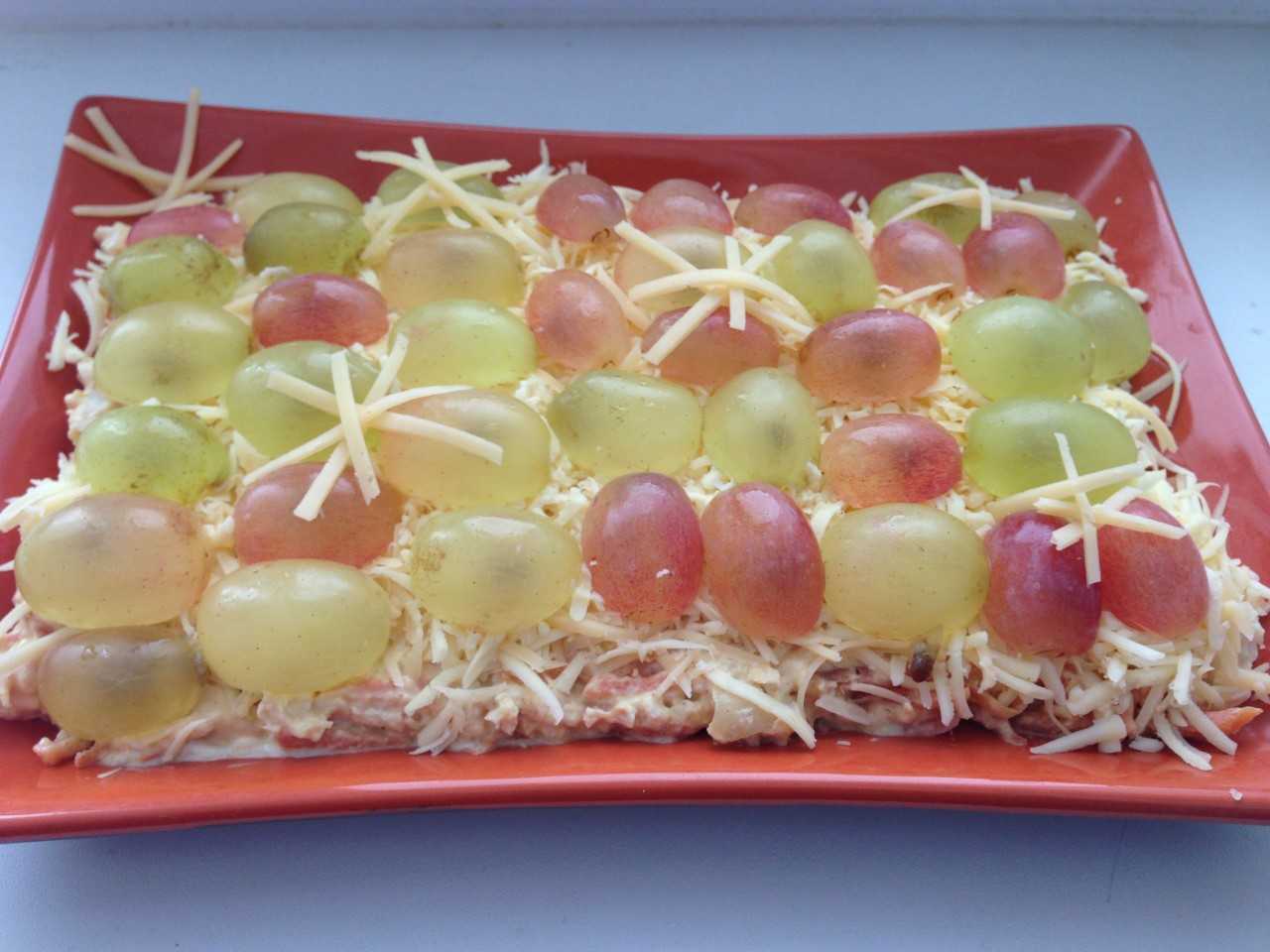 Новогодний салат  с курицей и сыром «снежинка»