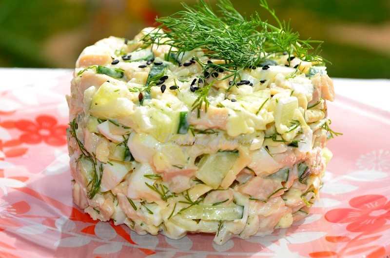 Рецепт салата с кальмарами и яйцом и огурцом свежим фото пошагово