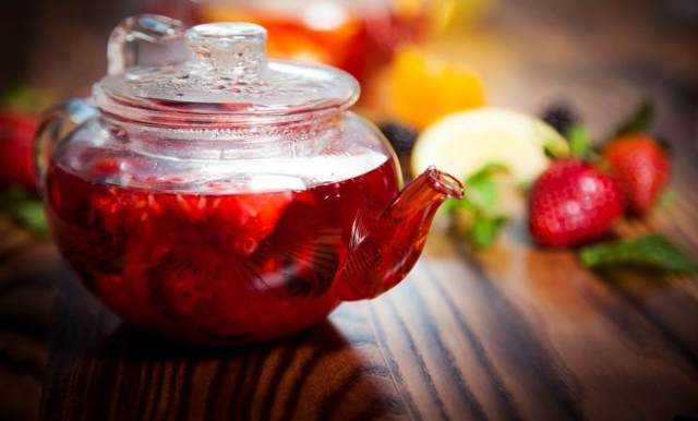 Чай с клюквой: польза и вред от простуды, упадка сил и отёков