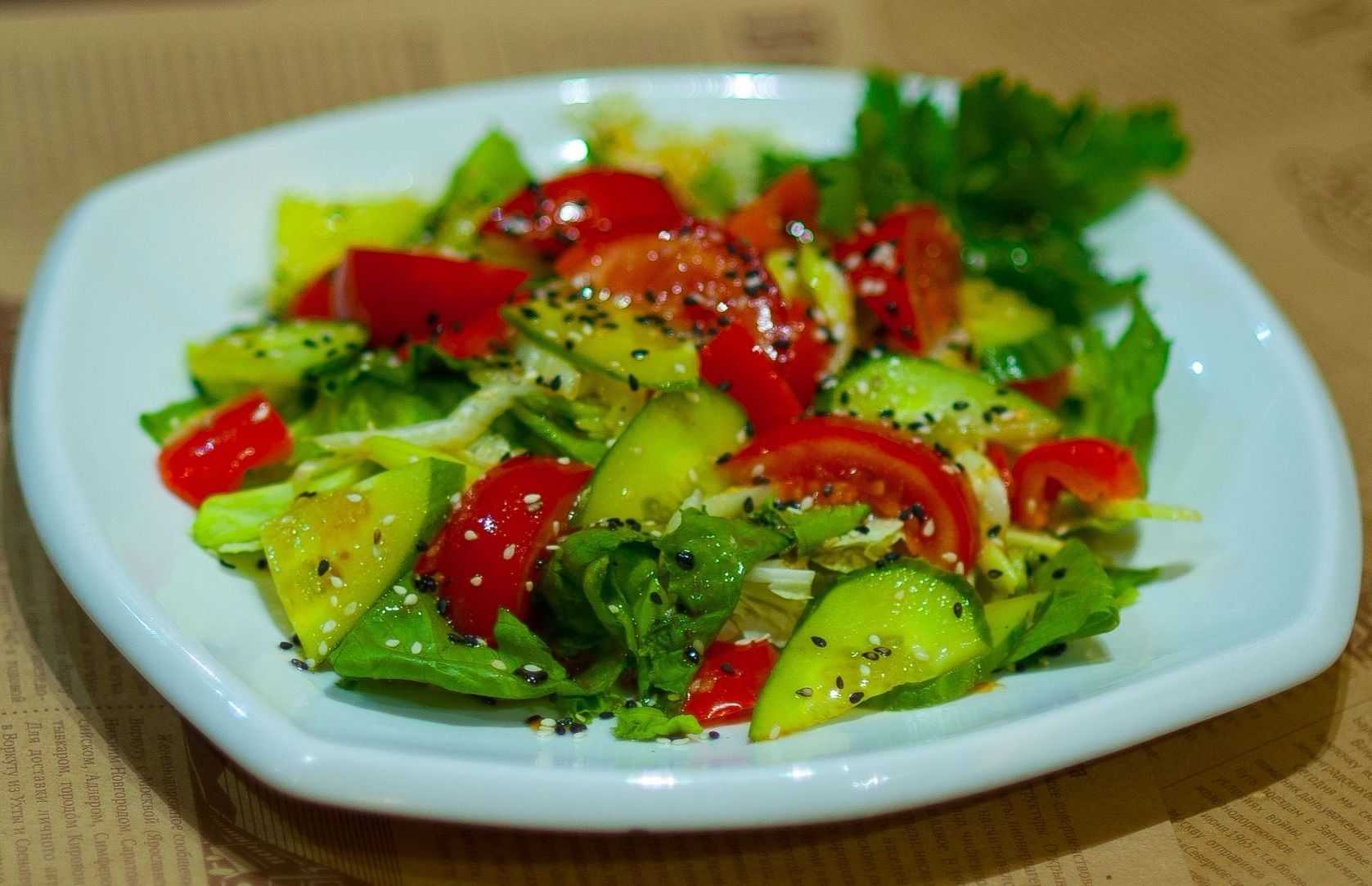 Очень вкусные салаты из овощей. Салаты. Салат из овощей. Овощной салат из свежих овощей. Необычные салаты из овощей.