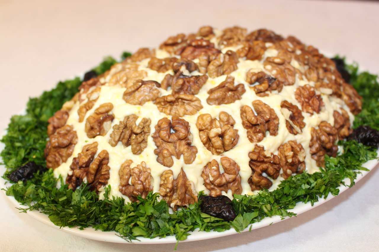 Салат с добавлением грецких орехов рецепт с фото