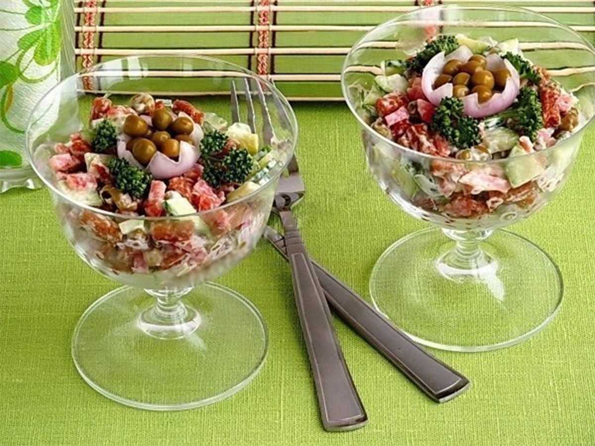 Салат с копченой колбасой - вкусная и легкая закуска: рецепт с фото и видео