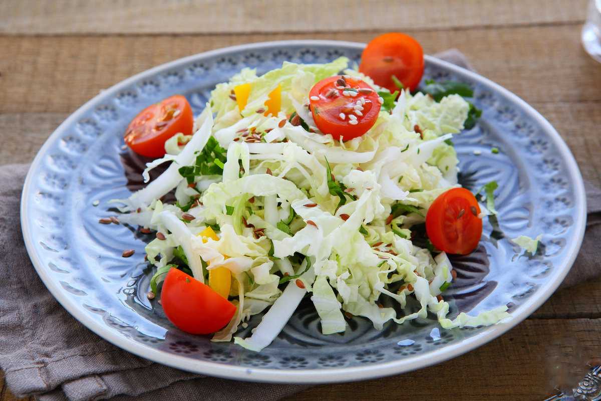 Салат из пекинской капусты с помидорами черри