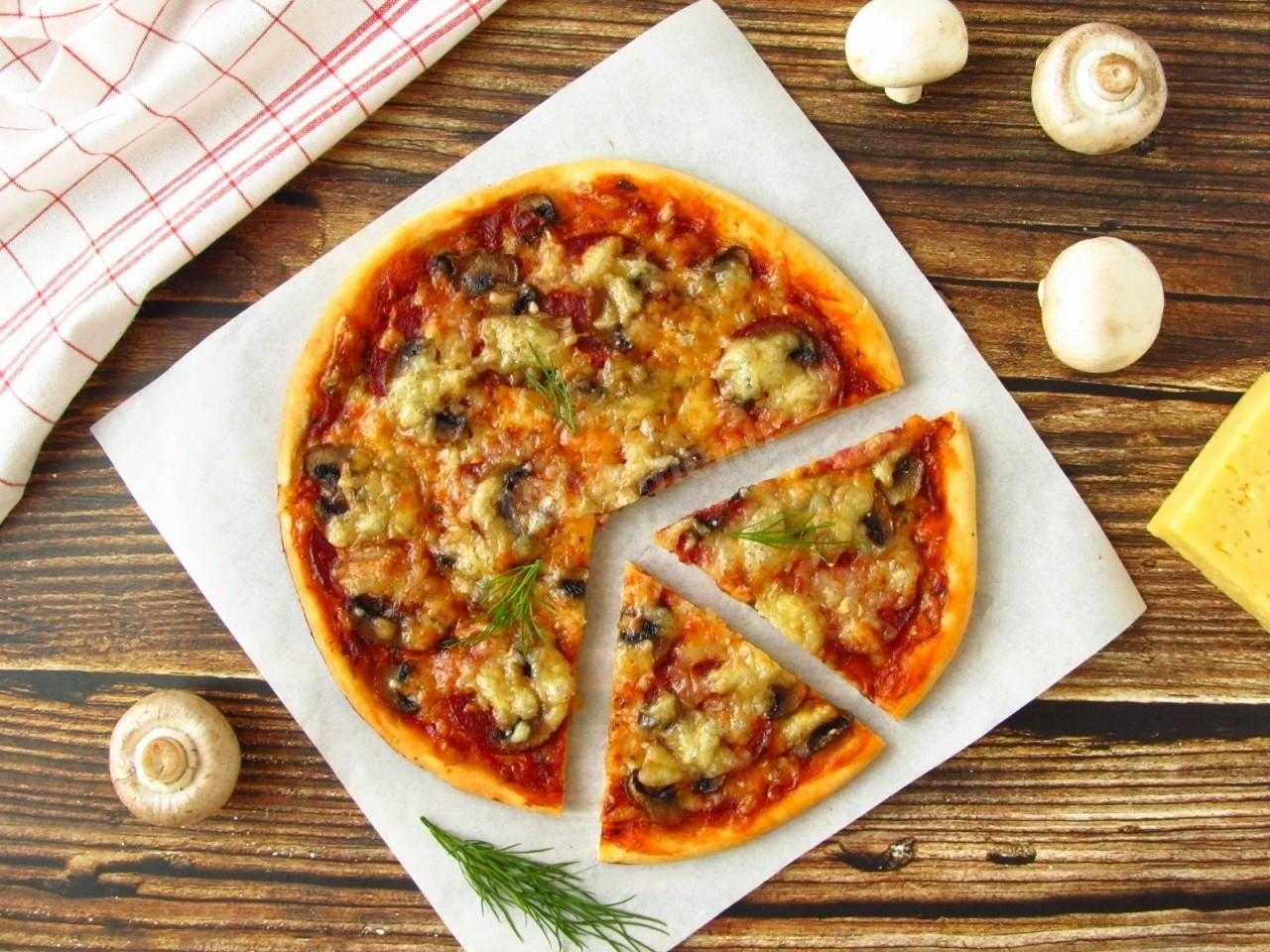 рецепт приготовления пиццы с колбасой и грибами фото 9