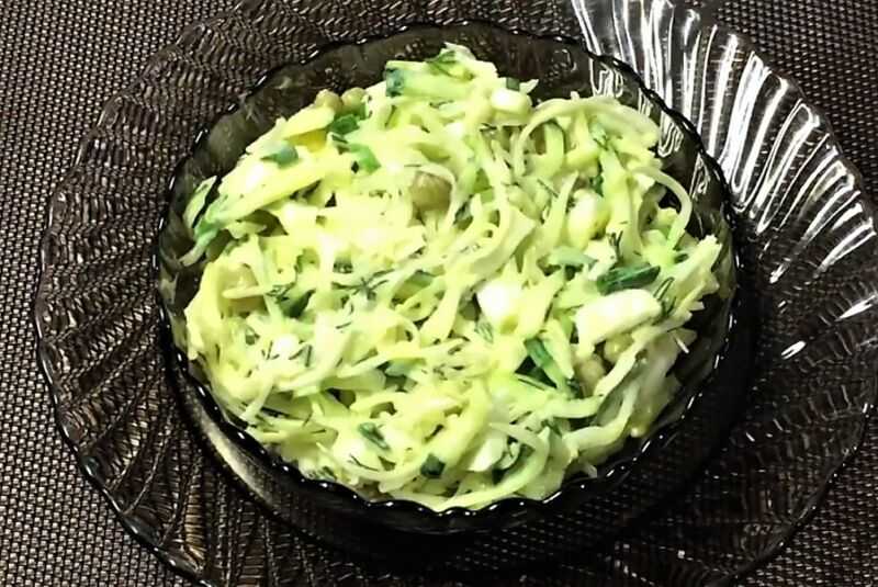 Салат с капустой и зеленым горошком