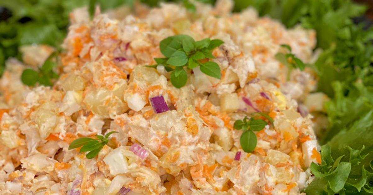 Салат из печени трески с кукурузой и крабовыми палочками