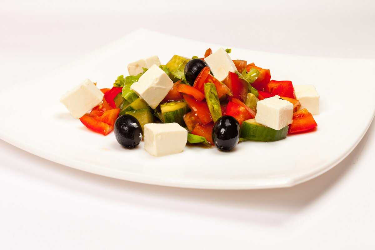 Греческий салат. рецепты приготовления: классический, с пекинской капустой, с сухариками, с курицей