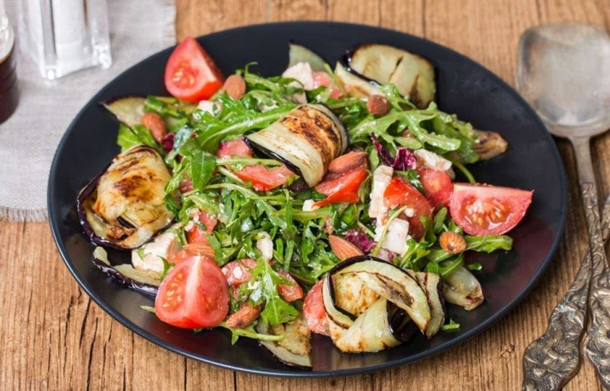 Салат с баклажанами, помидорами и сыром пошаговый рецепт
