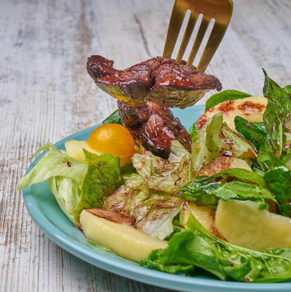 Салат с рукколой, мятой, грушами, грецкими орехами и голубым сыром - кулинарный рецепт с пошаговыми инструкциями | foodini