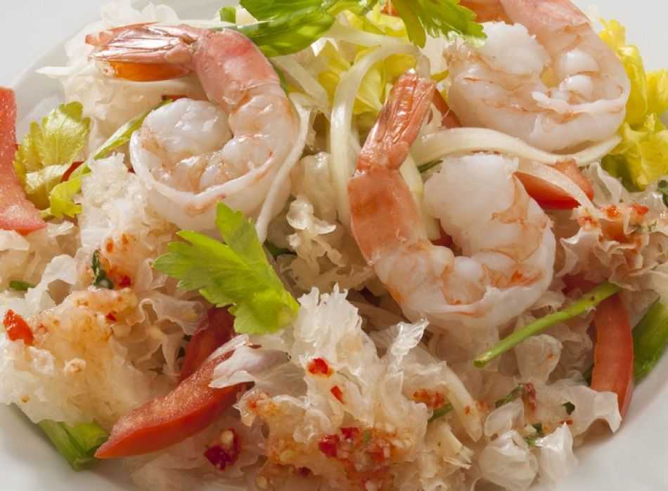Вкусный салат с морским коктейлем. Салат с морепродуктами. Красивый салат с морепродуктами. Салаты из рыбы и морепродуктов. Салат с морепродуктами и грибами.