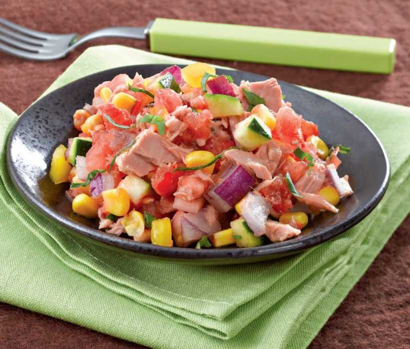 Салат с кириешками и колбасой и фасолью и кукурузой рецепт фото пошагово