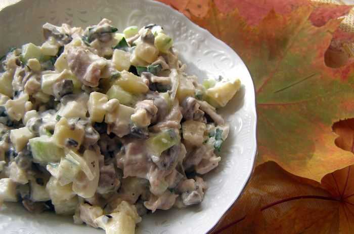 Салат из курицы с черносливом с жареными грибами рецепт с фото пошагово - 1000.menu