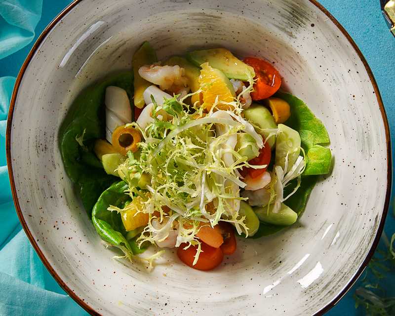 Салат с кальмарами – вкусное и легкое блюдо с разными добавками
