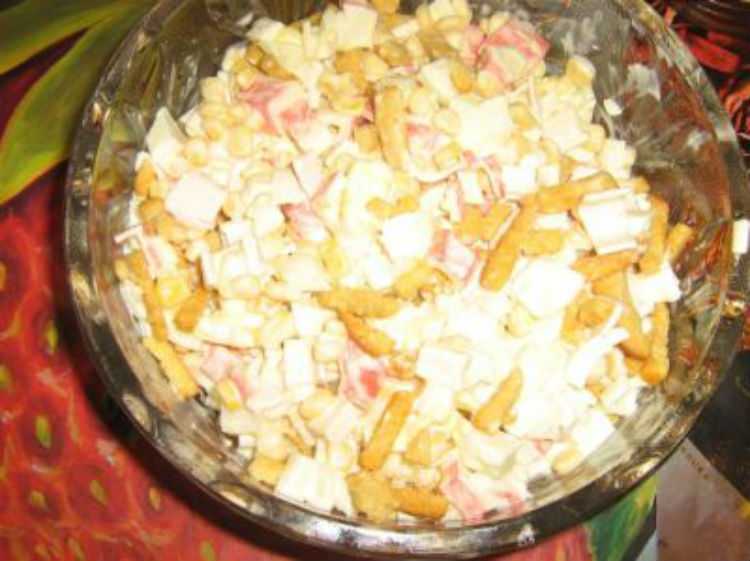 Салат с кириешками и копченой колбасой: рецепты
