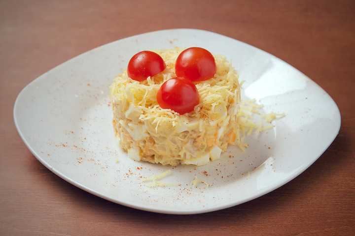 Как приготовить салат нежный с ветчиной, яйцами, помидорами и сыром: поиск по ингредиентам, советы, отзывы, подсчет калорий, изменение порций, похожие рецепты