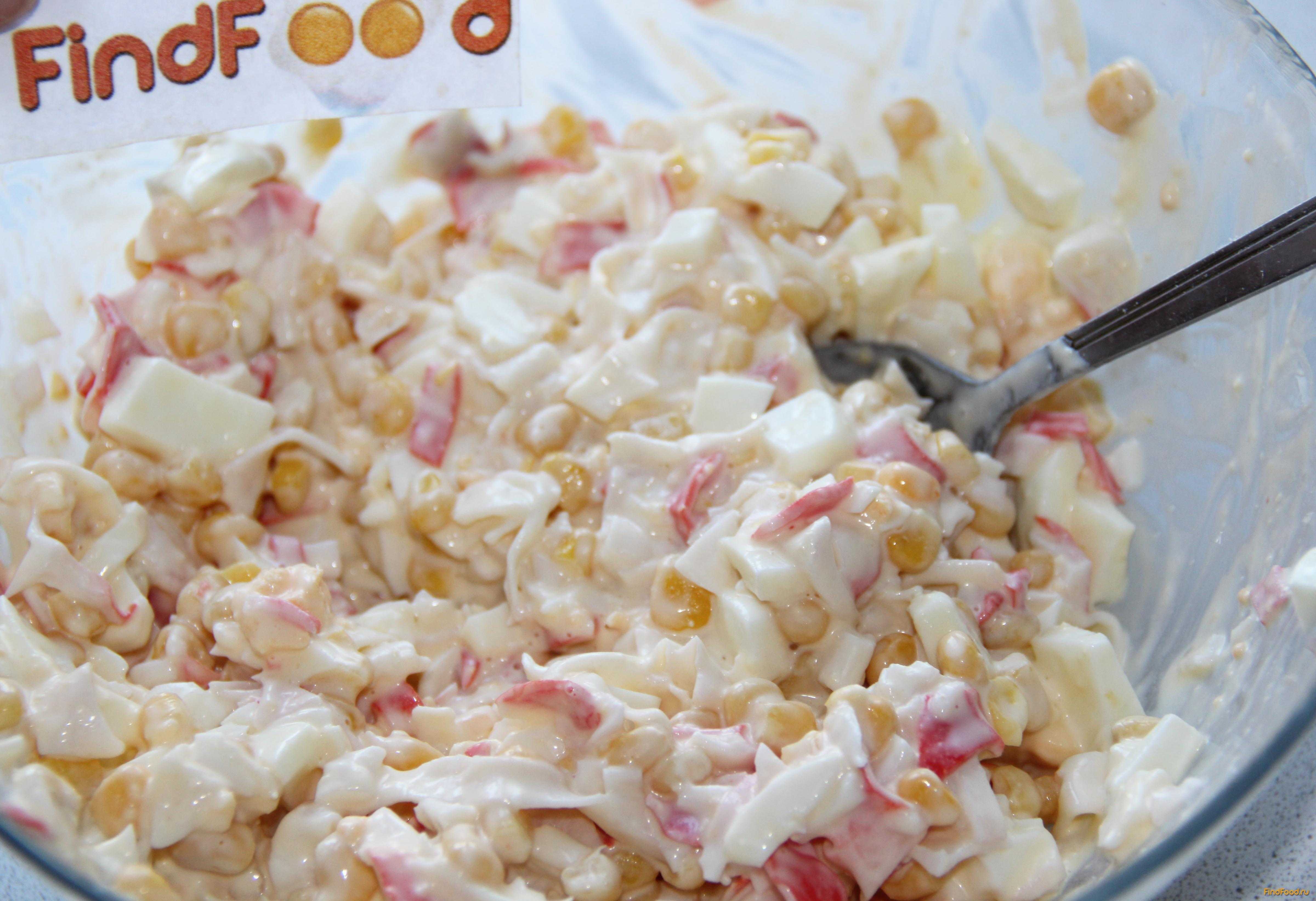 Крабовый салат с рисом, огурцом и кукурузой классический