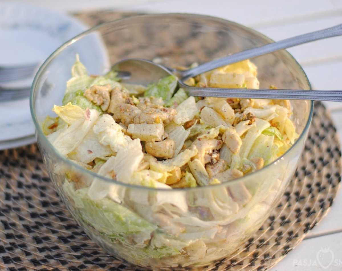 Салат с ананасами и курицей – семь очень вкусных рецептов