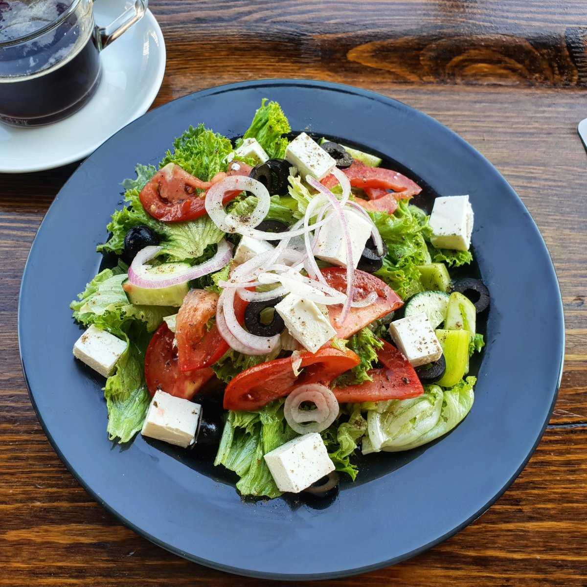 Настоящий греческий. Греческий салат. Вкусный греческий салат. Греческий салат в Греции. Греческий салат с сыром Фета.