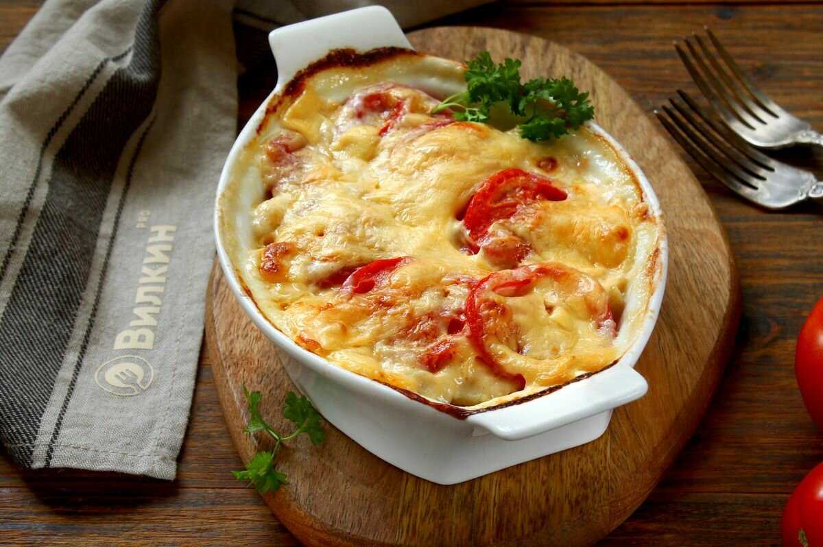 Пирог с курицей картошкой сыром и помидорами в духовке