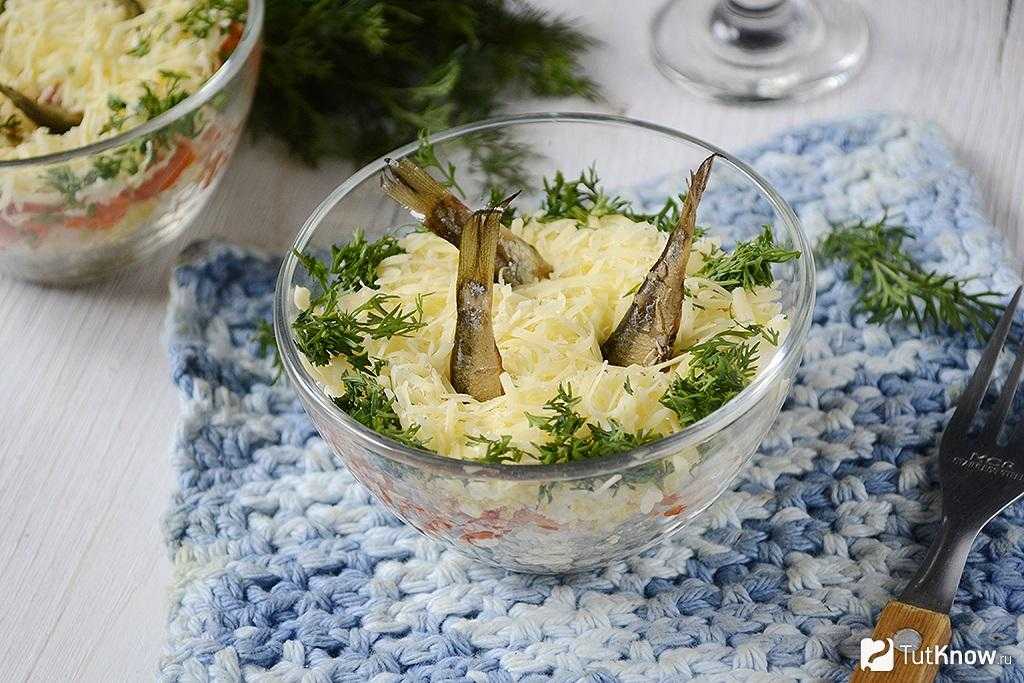 Салат рыбки в пруду со шпротами рецепт с фото пошагово - 1000.menu