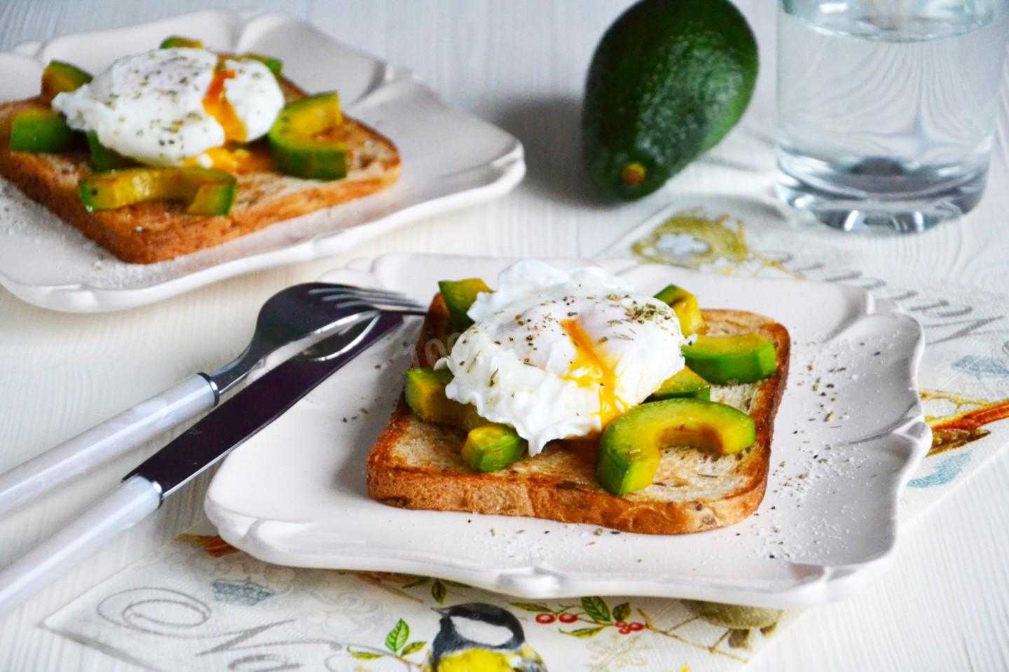 Завтрак с яйцом пашот и авокадо