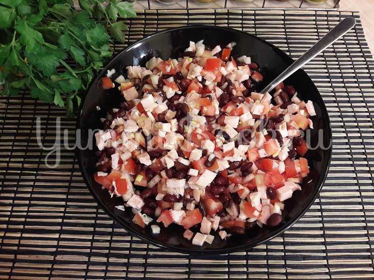 Салат с сухариками, фасолью и колбасой: рецепты с фото пошагово