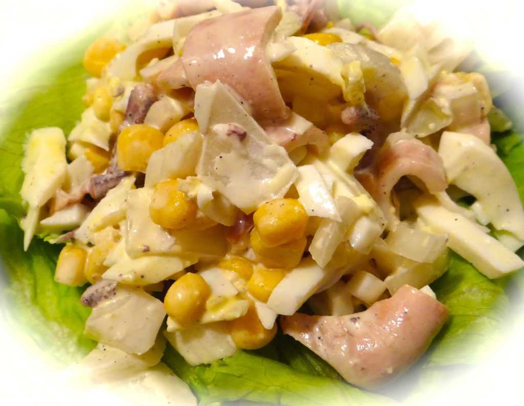 Салат с кальмарами, кукурузой, яйцами и креветками рецепт с фото пошагово - 1000.menu