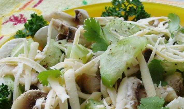 Салат с шампиньонами, свежими огурцами