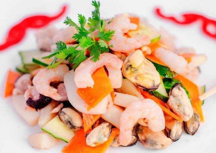 Салаты с креветками и кальмарами, 5 самых вкусных рецептов с фото