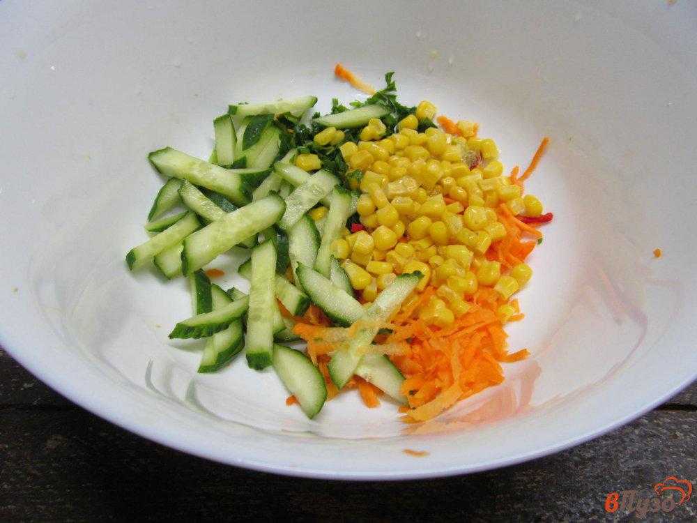 Салат копченая колбаса кукуруза огурец корейская морковь. Салат капуста морковка огурец кукуруза. Салат с морковкой и кукурузой. Салат с кукурузой и огурцом. Салат с корейской морковью и кукурузой и огурцом.