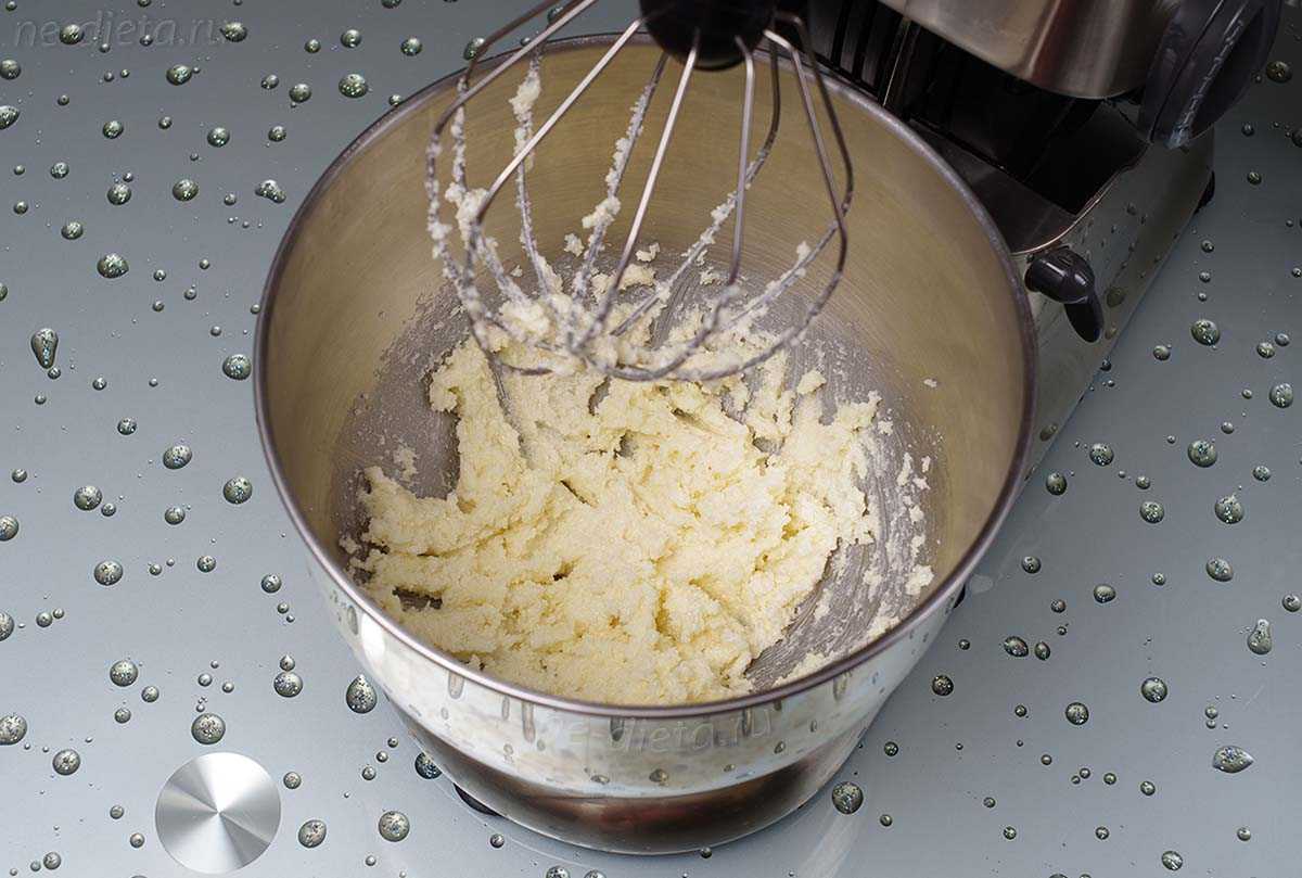 Для чего добавляют яйца в тесто. Взбитые яйца с сахаром. Масло взбить с сахаром. Взбить сливочное масло с сахаром. Перемешивание теста.