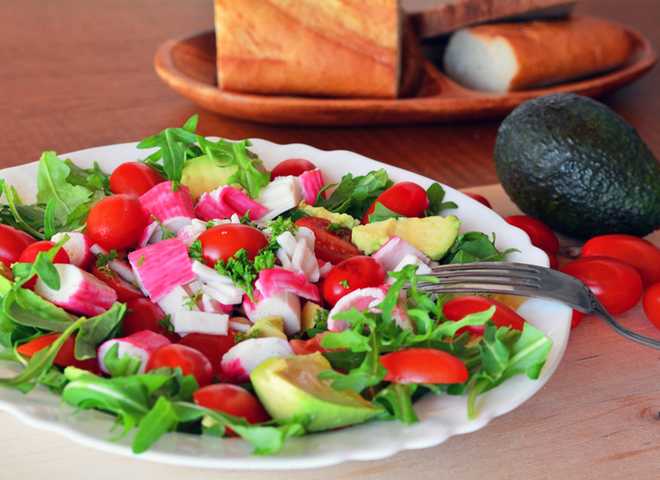 Салат с крабовыми палочками и помидорами рецепт с фото пошагово и видео - 1000.menu