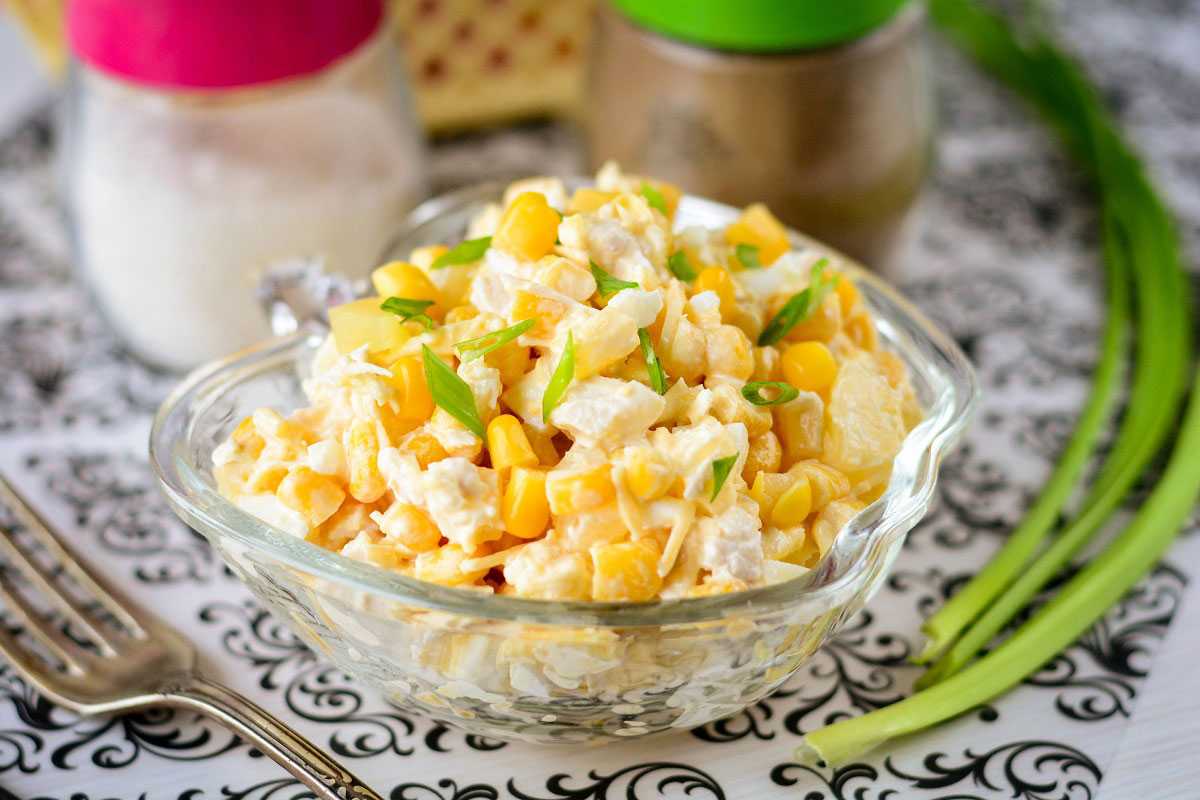Салат с копченой курицей и кукурузой – 8 рецептов с пошаговыми фото