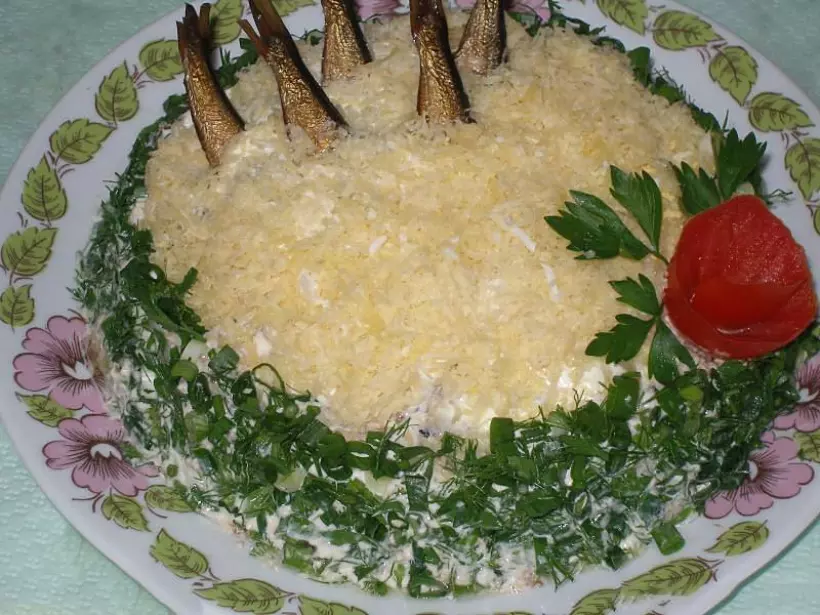 Салат рыбки в пруду со шпротами и маринованными огурцами