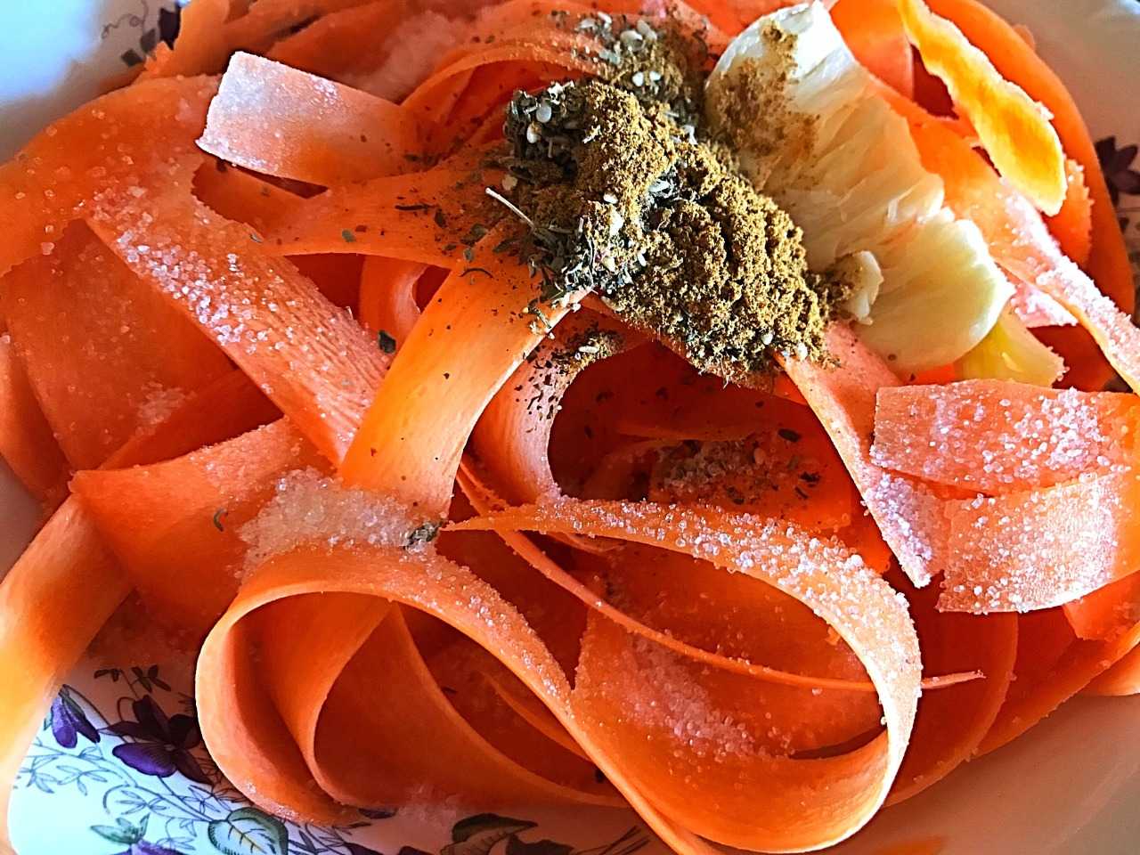Морковь с чесноком и маслом рецепт. Украшения из моркови. Морковный салат. Вкуснейшие салаты из моркови. Красивый морковный салат.