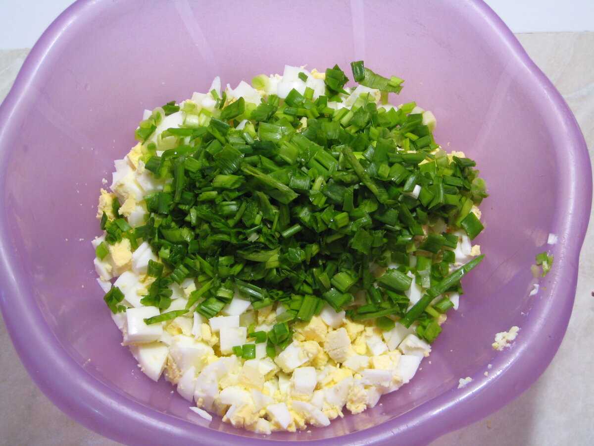 Рецепты простых салатов с зеленым луком. Салат с луком и яйцом. Салат с яйцом и зеленым луком. Салат нежность с зеленым луком.