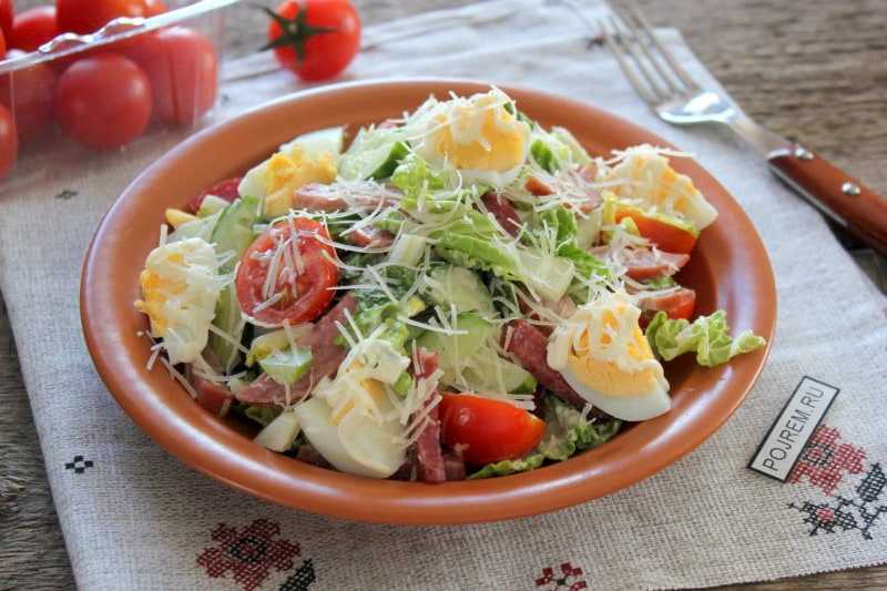 Салат с копченой колбасой, сыром, помидорами, яйцами рецепт с фото пошагово - 1000.menu